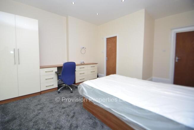 8 bed Semi-Detached to rent Image 8