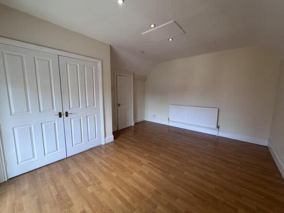 2 bed Apartment to rent Image 12