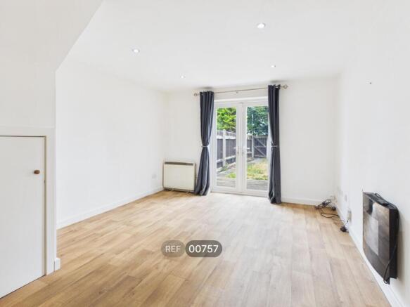 2 bed Terraced to rent Image 5