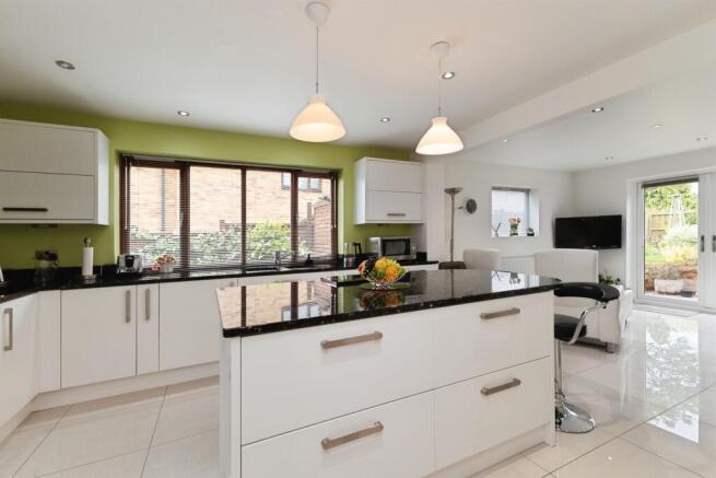 4 bed Detached for sale Image 8