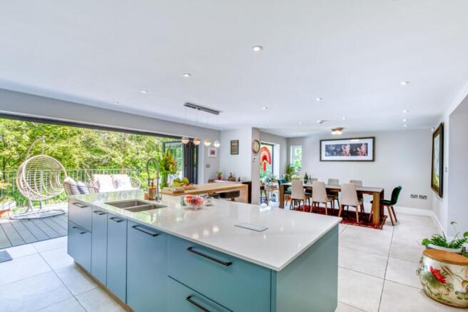 4 bed Detached for sale Image 7