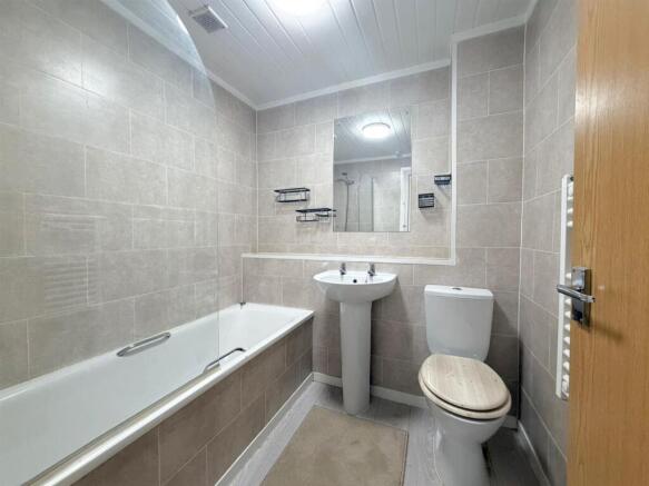 2 bed Town House to rent Image 8