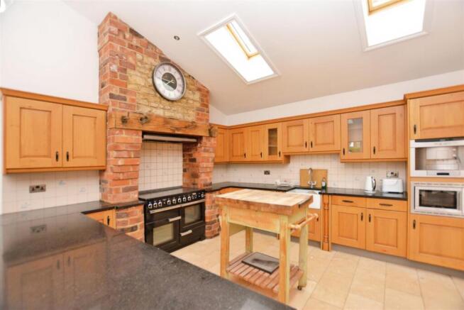 4 bed Detached for sale Image 5