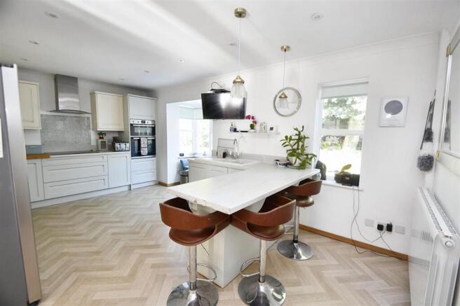 KITCHEN/BREAKFAST