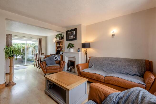 Lounge/Dining Area