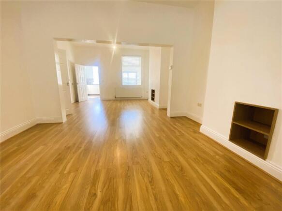 3 bed Terraced to rent Image 6