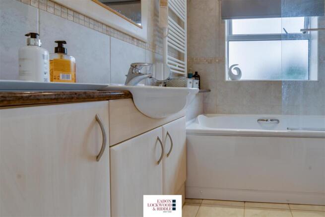 Bathroom 1-1.jpg