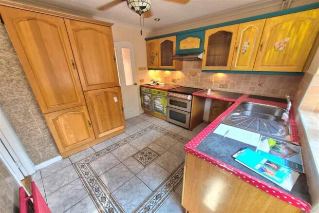 3 bedroom Detached Bungalow in Ewhurst photo 4