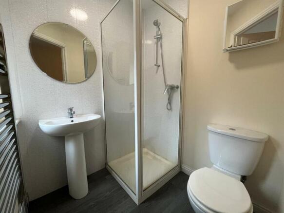 bed 2 en-suite.jpg