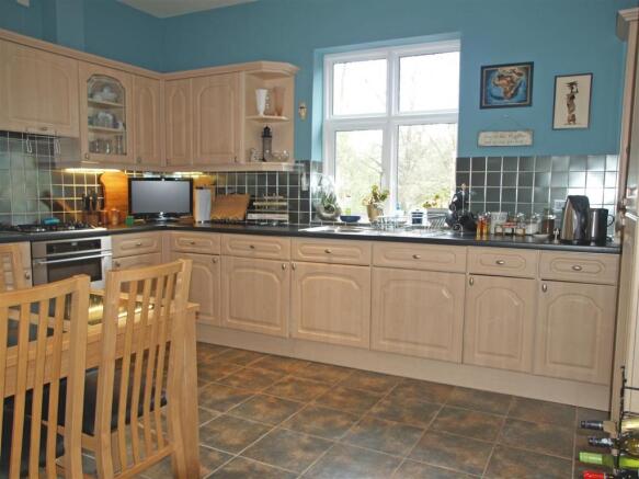 9 Stretton Croft - Kitchen.jpg
