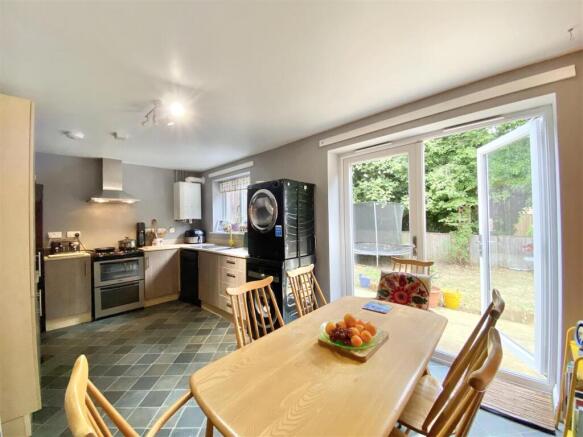 3 bed Semi-Detached for sale Image 4
