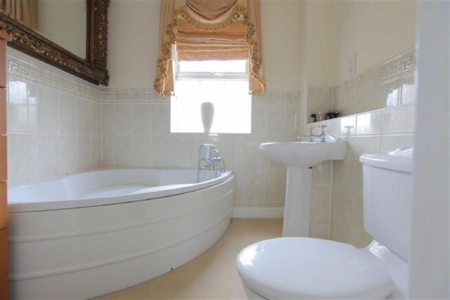 EN-SUITE BATHROOM