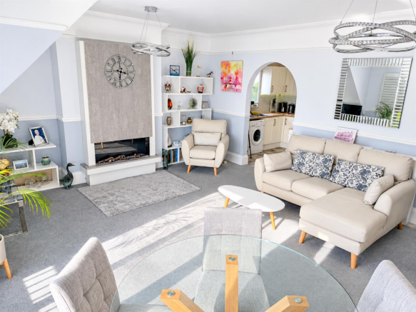 LIVING ROOM/DINING ROOM