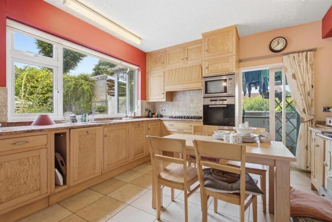 5 bed Detached for sale Image 11