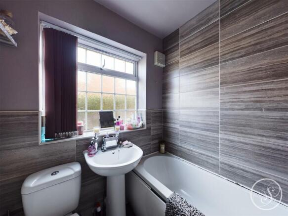 4 bed Semi-Detached Bungalow for sale Image 8
