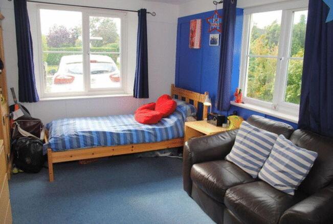 bed 5/playroom
