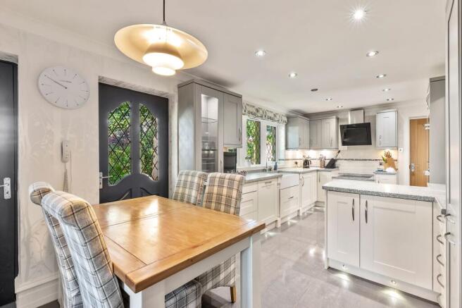 5 bed Detached for sale Image 6