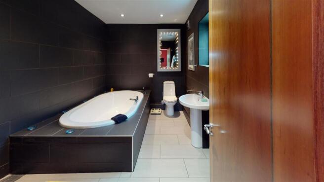 EN-SUITE BATHROOM