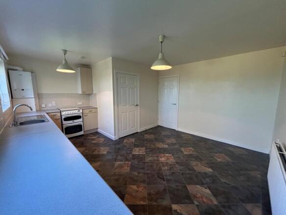 3 bed Semi-Detached to rent Image 4