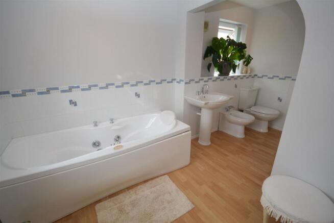 Bathroom 2.jpg
