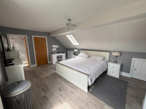 4 bed Detached for sale Image 11
