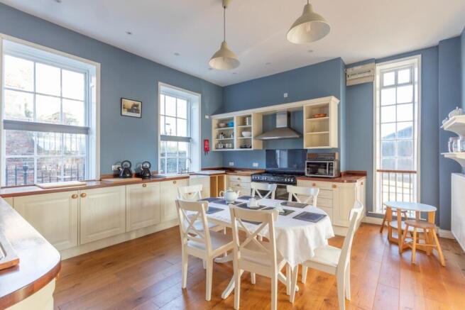 5 bed Detached for sale Image 6