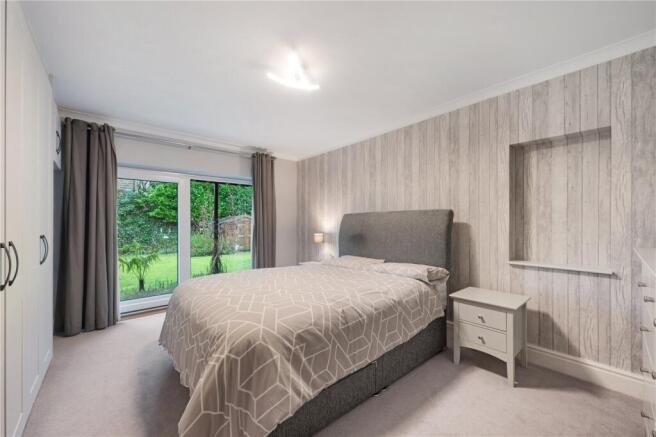 5 bed Detached for sale Image 11
