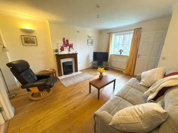 Living room pic 1.jpg