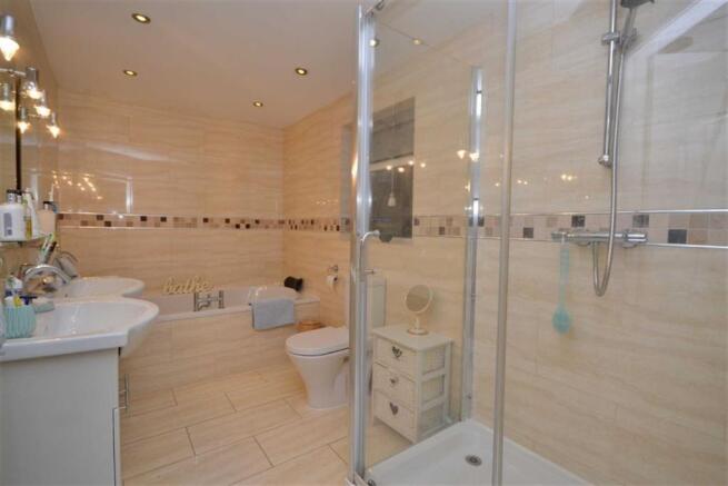MASTER EN-SUITE