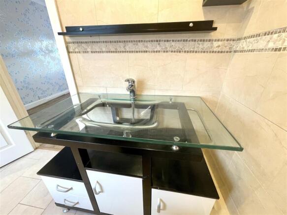 EN-SUITE SHOWER ROOM