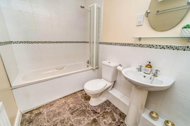 Family Bathroom / WC