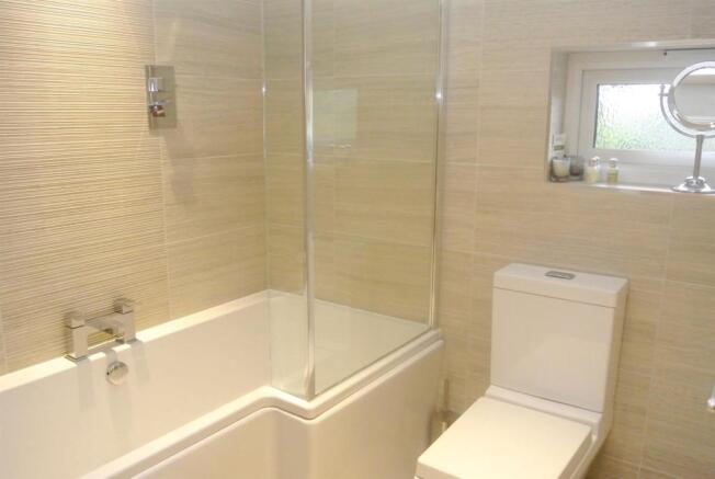 Ensuite Bathroom.JPG