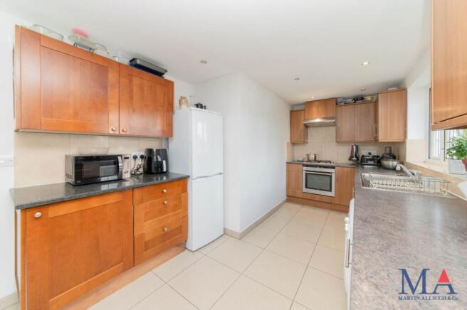 Fairmead Crescent, Edgware, HA8 photo 4