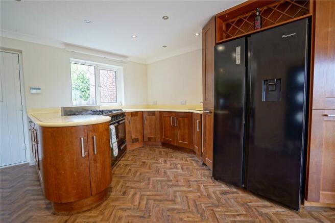 4 bed Detached for sale Image 9