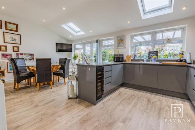 KITCHEN DINER & UTILITY