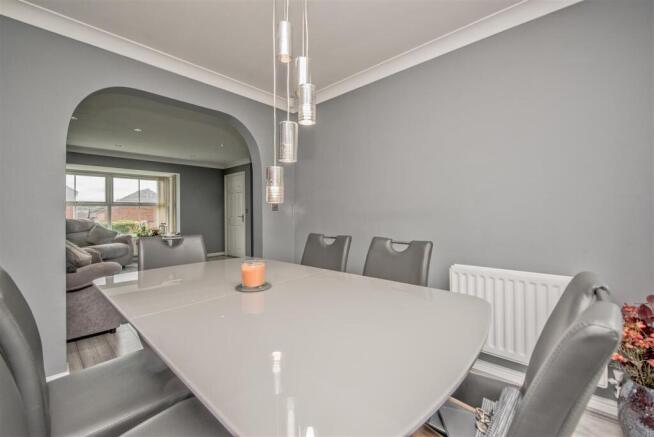 5 bed Detached for sale Image 9