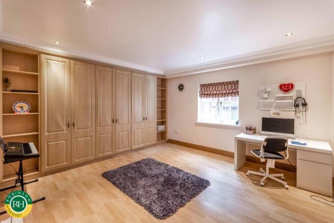 6 bed Detached for sale Image 10