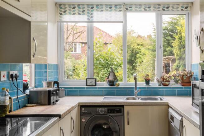 4 bed Semi-Detached for sale Image 12