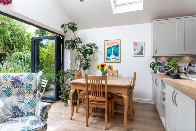5 bed Detached for sale Image 8