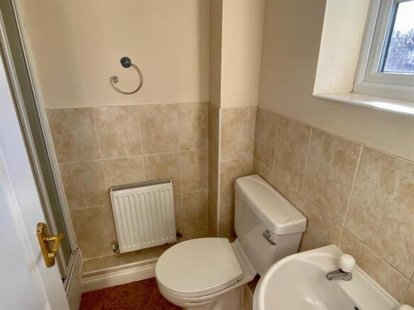 EN-SUITE SHOWER ROOM