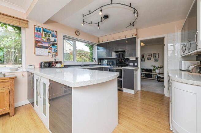 4 bed Detached for sale Image 4
