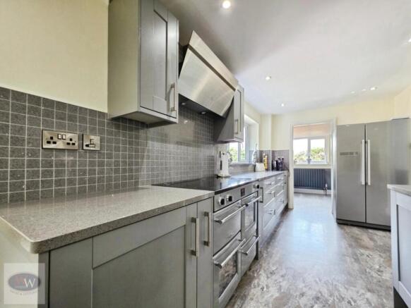 5 bed Detached for sale Image 11