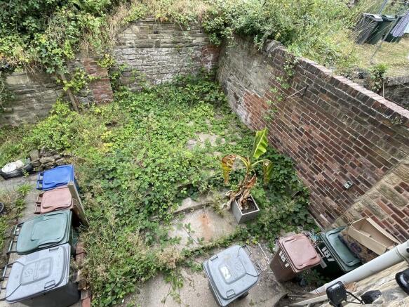 2 bed Terraced to rent Image 9