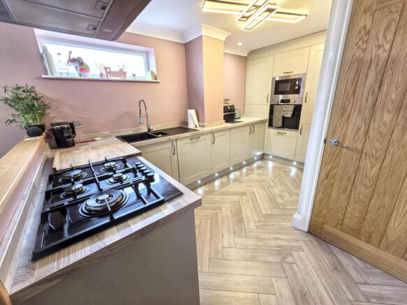 3 bed Semi-Detached for sale Image 7