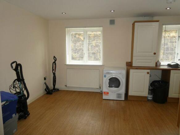 2 bed Apartment to rent Image 5