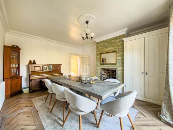 5 bed Detached for sale Image 10