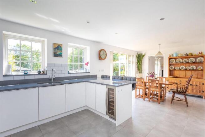 5 bed Detached for sale Image 9