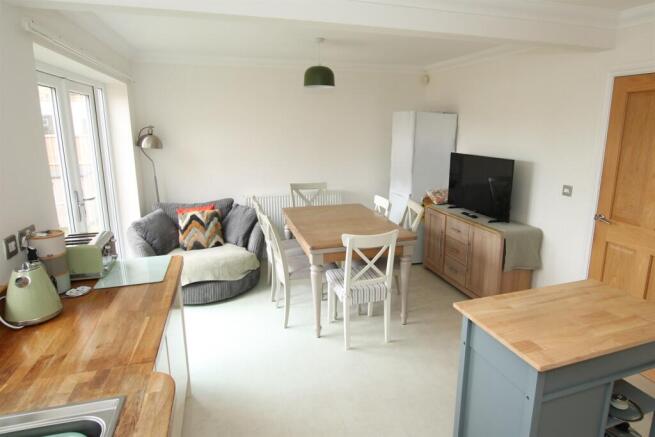 4 bed Detached to rent Image 9