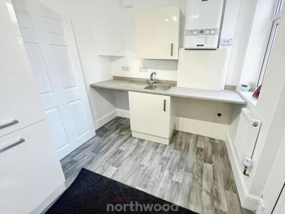 2 bed Terraced to rent Image 5