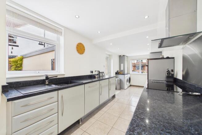 4 bed Semi-Detached for sale Image 9